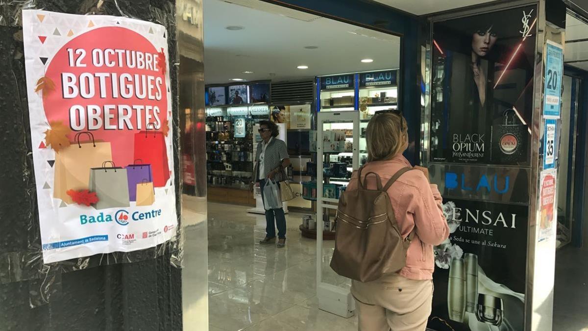 Comercios abiertos en carrer del Mar, de Badalona.