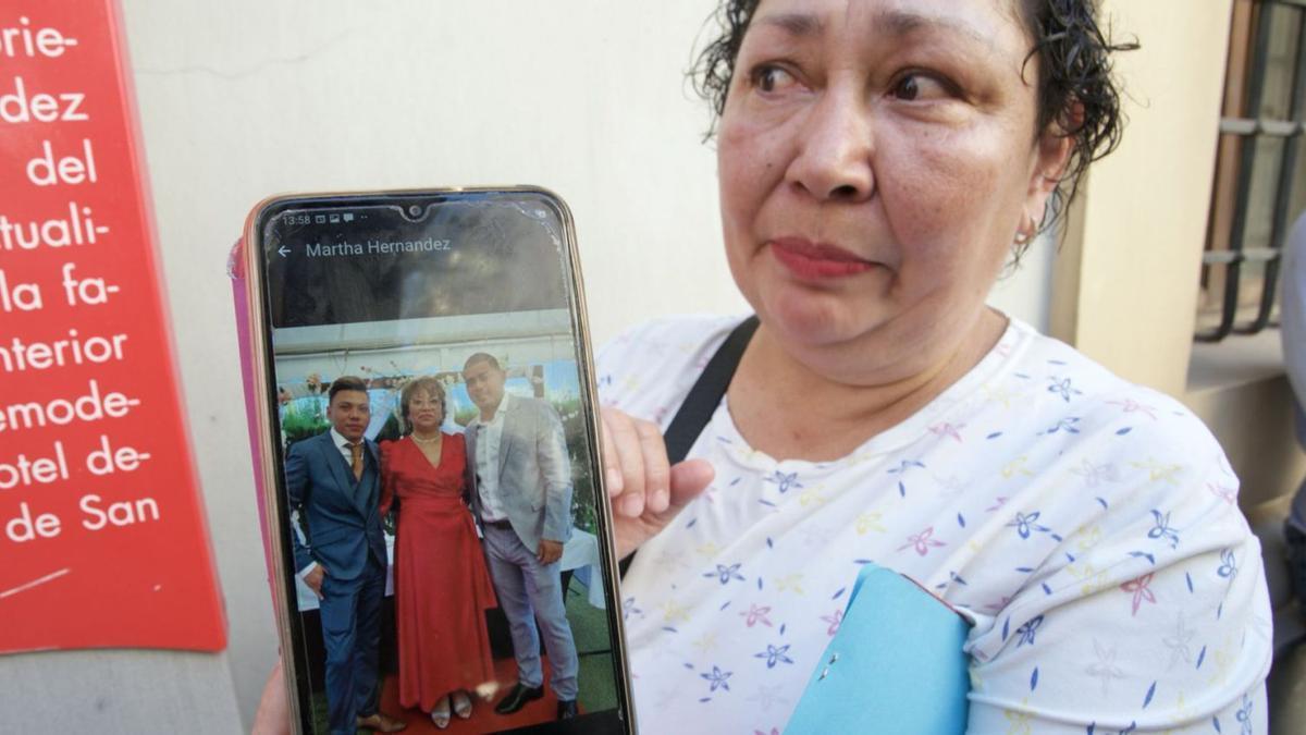 Miriam Montealegre, tía del cumpleañero Eric Hernández, muestra una foto de él con su madre y su hermano.