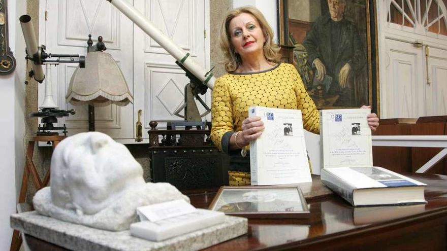 Doporto posa con su tesis en el despacho de Ramón Aller Ulloa de su casa museo. // Bernabé/Luismy