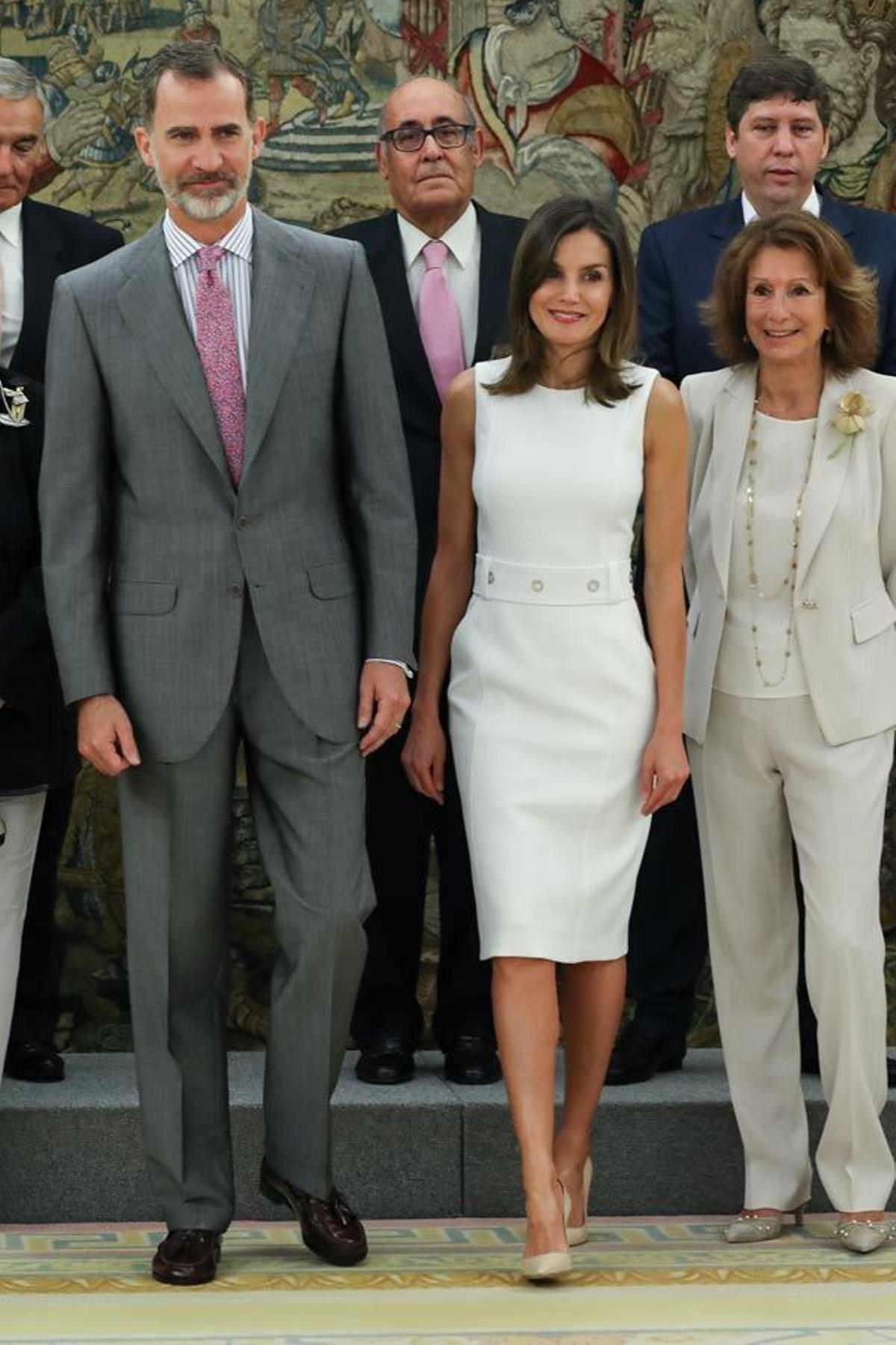 Letizia Ortiz con vestido sin mangas blanco junto al Felipe VI