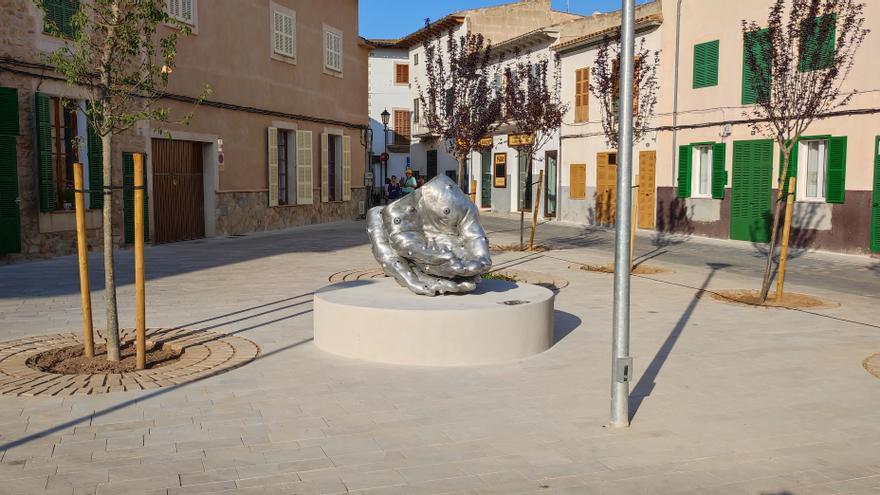 La escultura de Amparo Sard ya luce en la plaza en recuerdo de la torrentada de Sant Llorenç