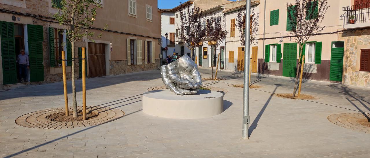 La escultura de Amparo Sard ya luce en la plaza en recuerdo de la torrentada