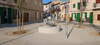 La escultura de Amparo Sard ya luce en la plaza en recuerdo de la torrentada de Sant Llorenç