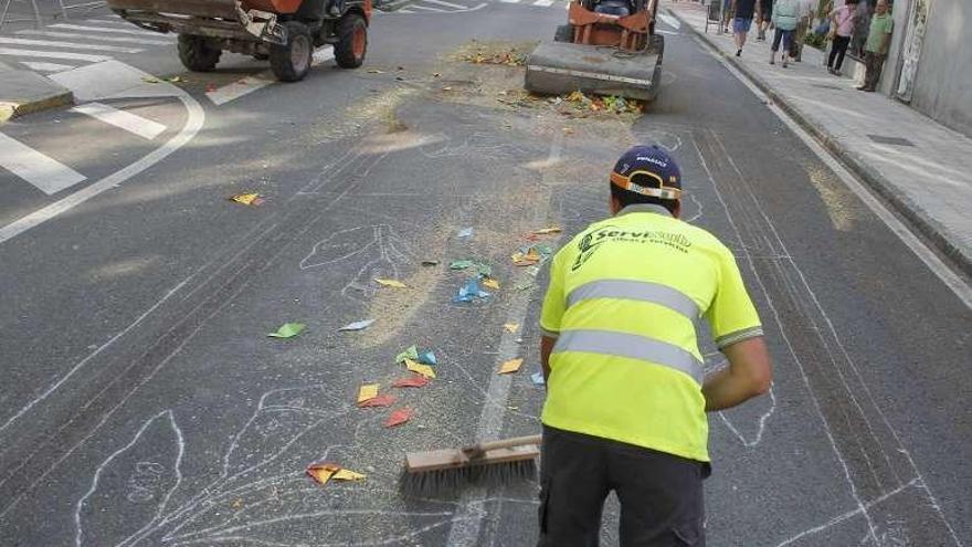 Trabajos de limpieza en las calles de Bueu tras el Corpus. // S.Alvarez