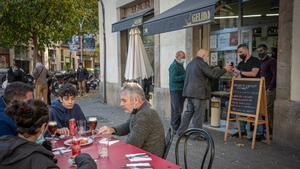  Clientes del Bar Gelida, en Barcelona, donde se pide pasaporte covid para acceder al interior de los establecimientos. 