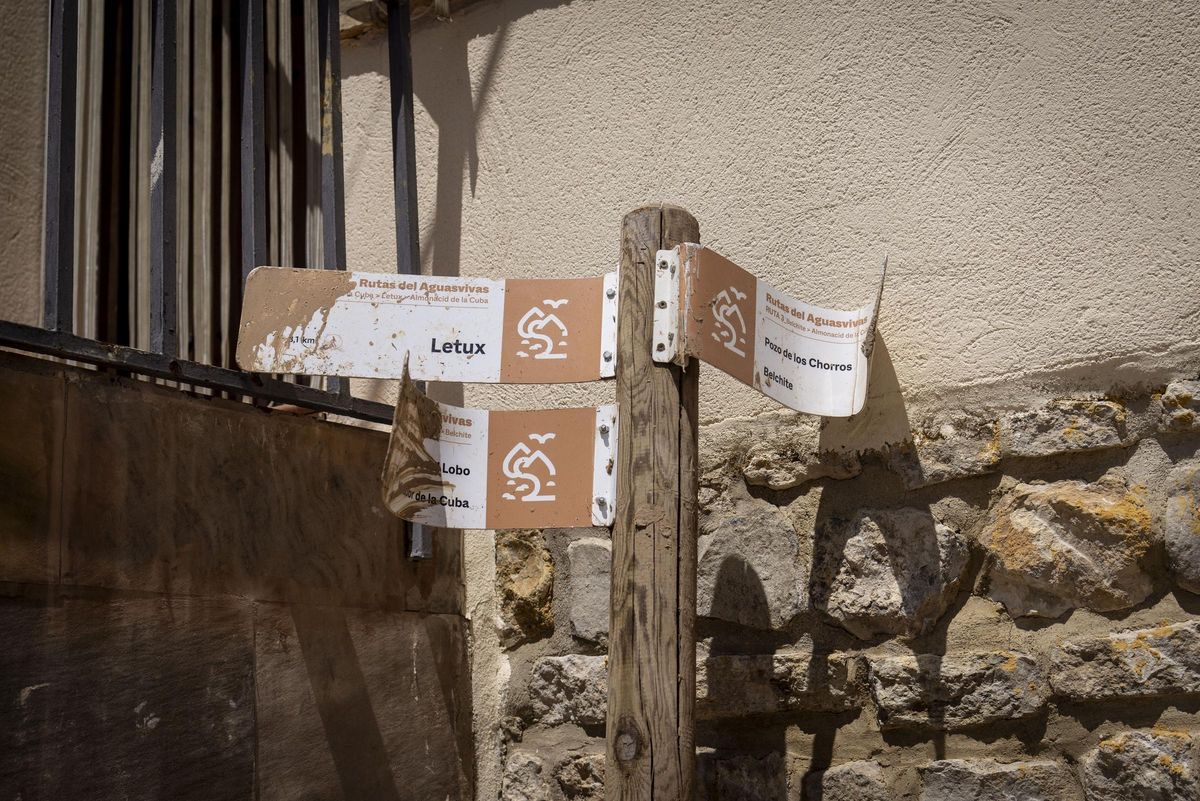Un cartel que fue arrastrado por el agua desde Letux hasta Almonacid de la Cuba.