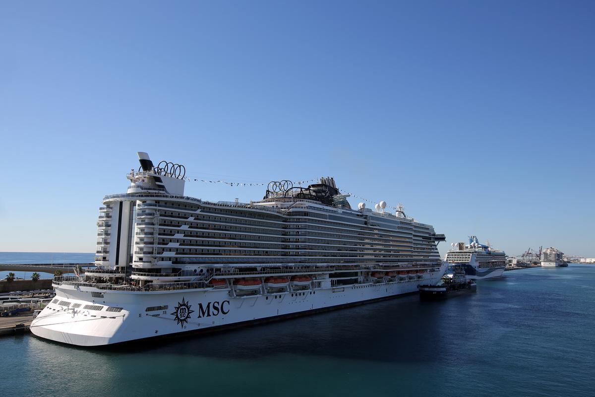 El crucero MSC Seaview en el Moll Adossat y los cruceristas visitan la ciudad.