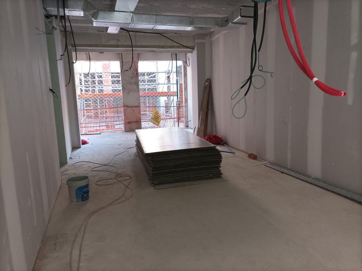 El edificio cuenta con tres plantas de altura.