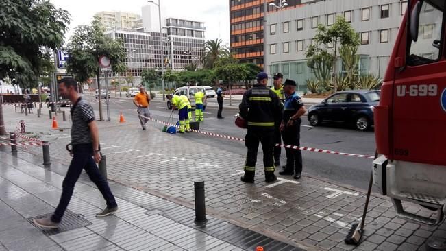 Caída de un ventanal en la calle Venegas