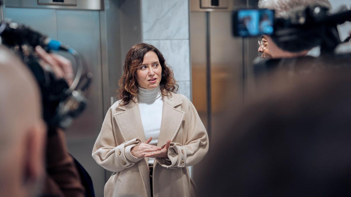 Isabel Díaz Ayuso durante la visita a la nueva Unidad de Endoscopia de Digestivo del Hospital público Universitario Puerta de Hierro Majadahonda, a 10 de febrero de 2025, en Majadahonda, Madrid (España). La nueva Unidad de Endoscopia de Digestivo del Hospital público Universitario Puerta de Hierro Majadahonda.