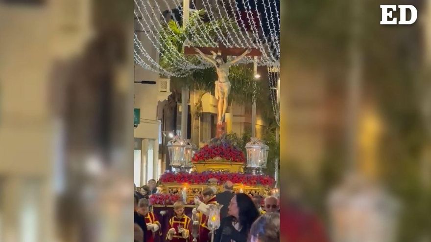 El Cristo de la Buena Muerte se enreda con luces de Navidad
