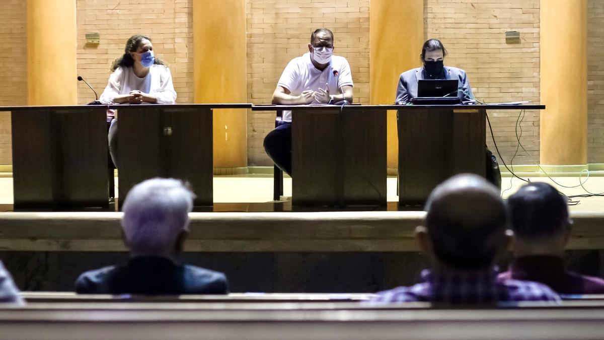 Reunión con los representantes de colectivos y colegios profesionales, el martes en el centro cultural Alcazaba.