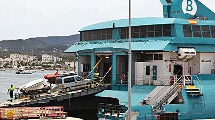Desembarco de vehículos del buque encallado en la entrada del puerto en junio de 2018.