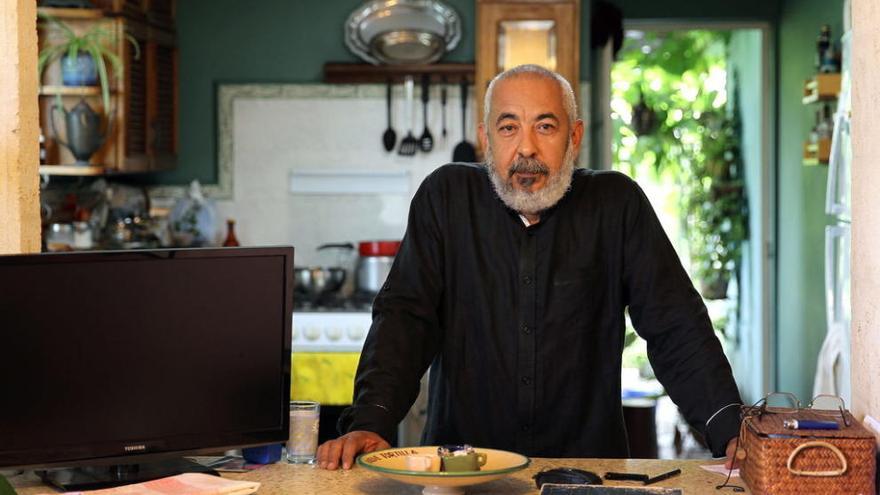 Leonardo Padura, ayer, en su casa en La Habana.  // Alejandro Ernesto/Efe