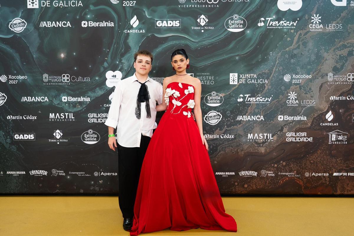 Mario Lorenzo posa junto a la actriz Belén Puime que lleva un vestido suyo a la gala de los Mestre Mateo.
