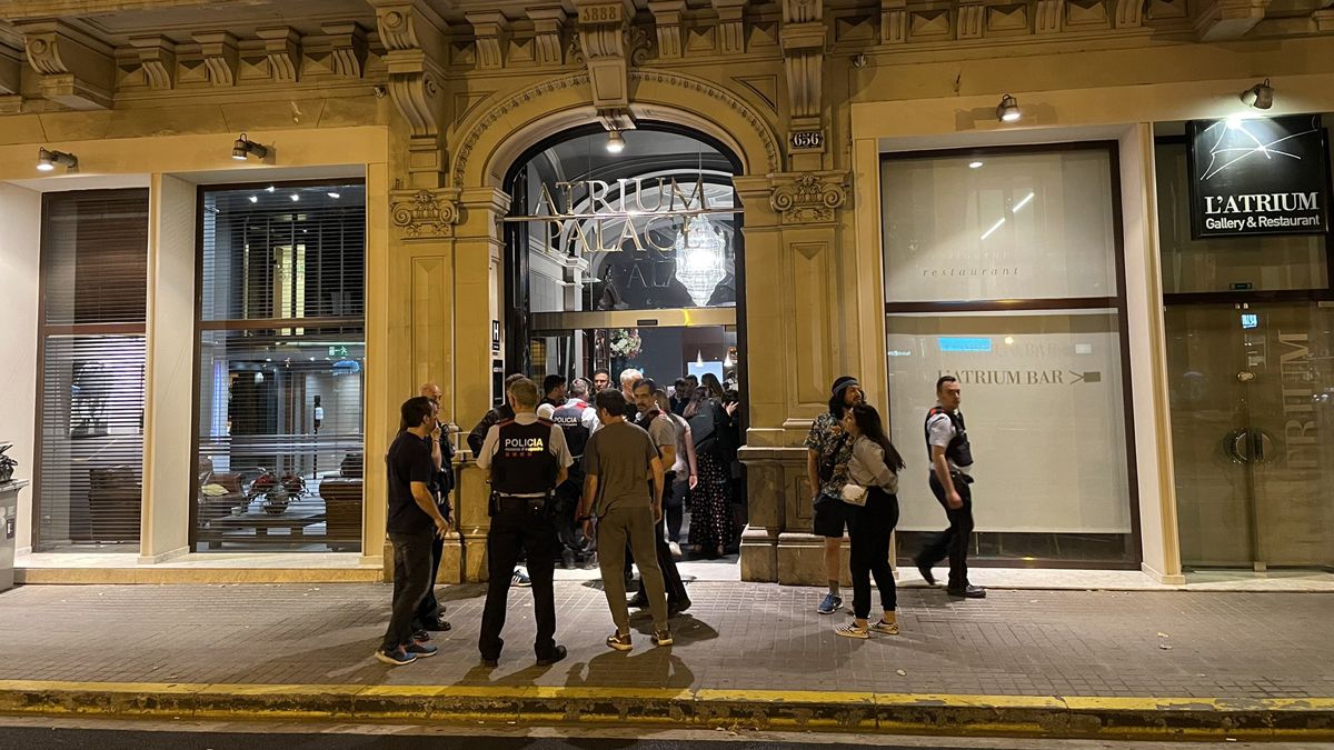 El hotel Acta Atrium Palace de Barcelona, acordonado por los Mossos d’Esquadra