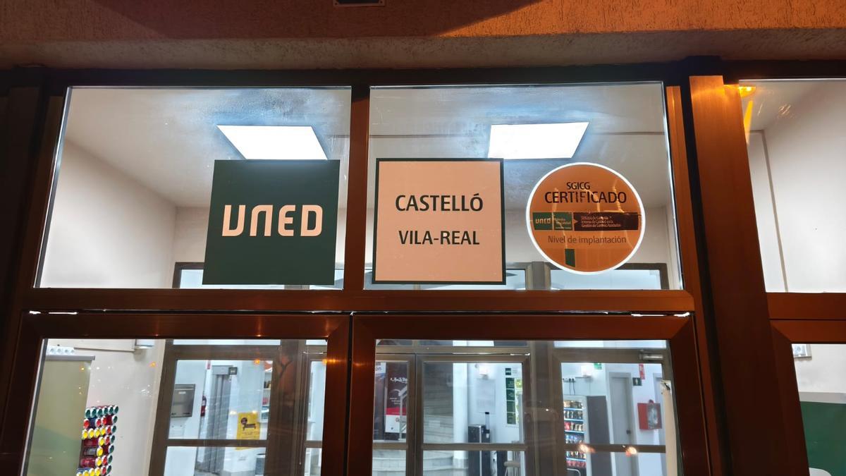 Entrada de la sede de la UNED de Castelló en Vila-real, que acoge durante enero un ciclo de conferencias con figuras destacadas del ámbito académico y político.