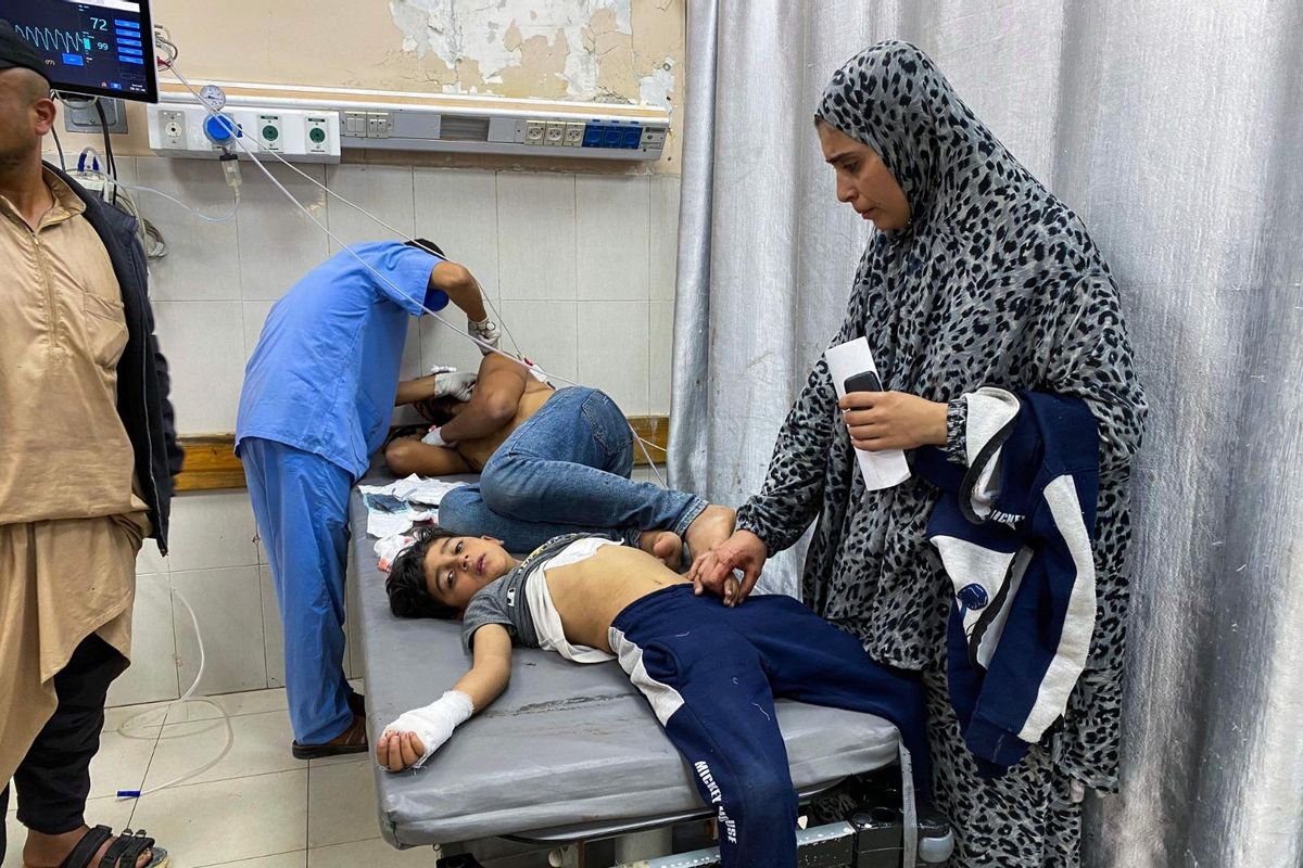 Palestinos heridos en los puntos de distribución de comida israelíes reciben atención en el hospital Nasser del sur de Gaza.