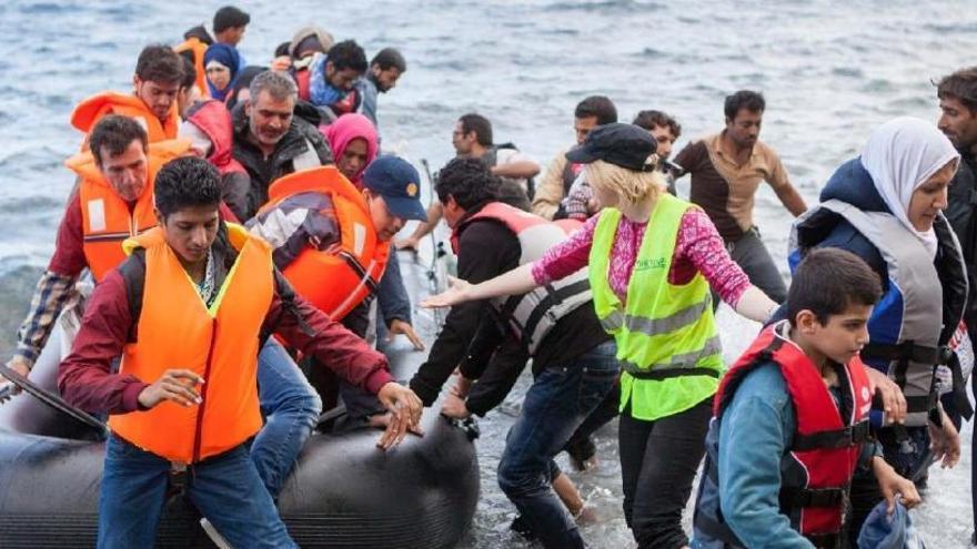 Migrantes arriban a una playa, en una imagen de archivo.