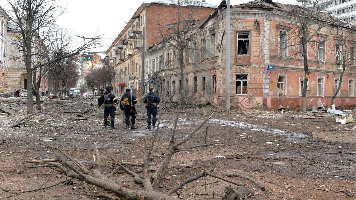 Policías ucranianos patrullan una calle de Jarkóv, la segunda ciudad más grande de Ucrania, bombardeada por el Ejército ruso.