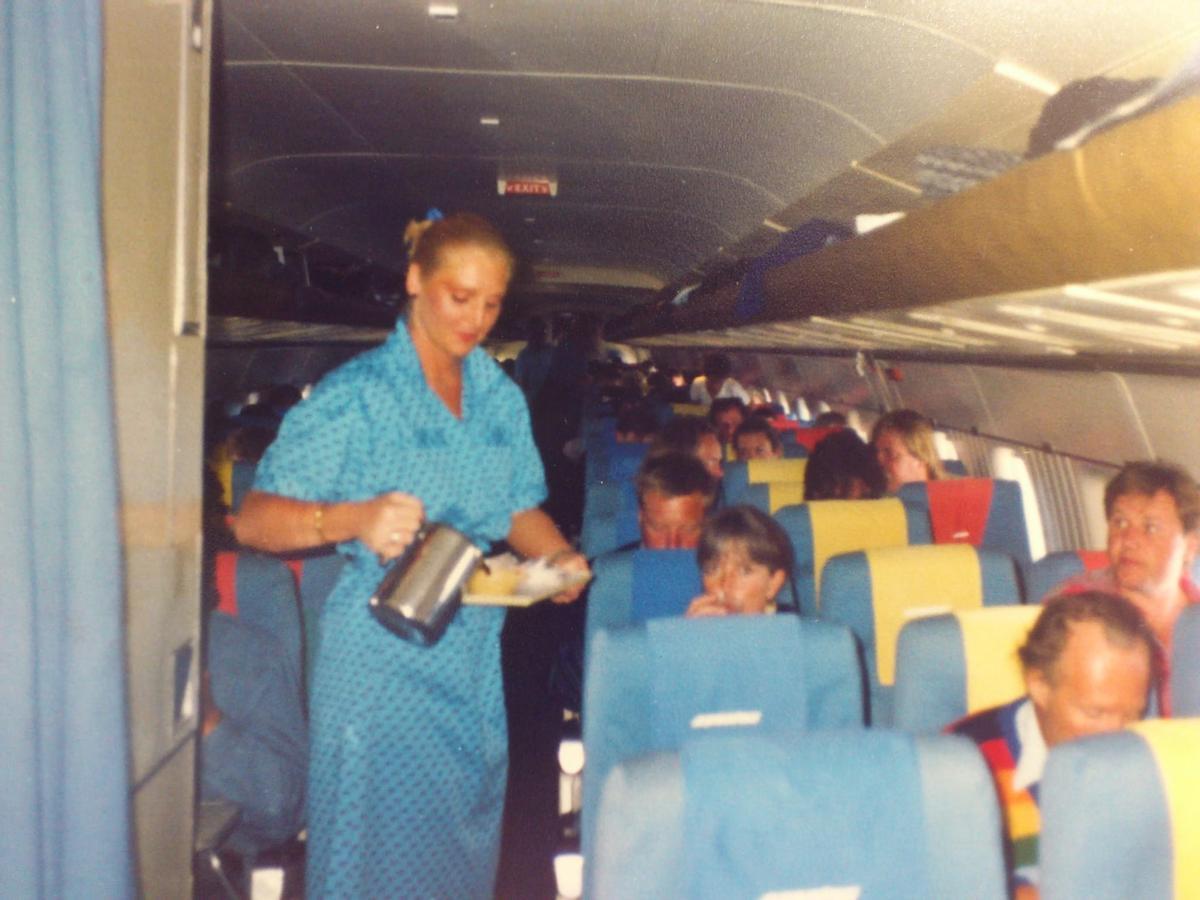 Lotta Karlefeldt en un vuelo cuando trabajaba de azafata.