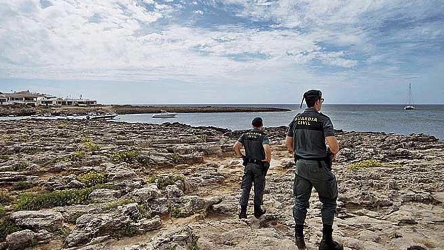 La Guardia Civil rastreÃ³ la costa de Menorca en busca de la patera.
