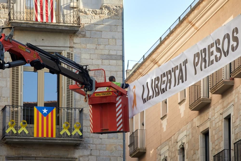 Pengen la pancarta en suport dels presos davant de l'Ajuntament de Girona