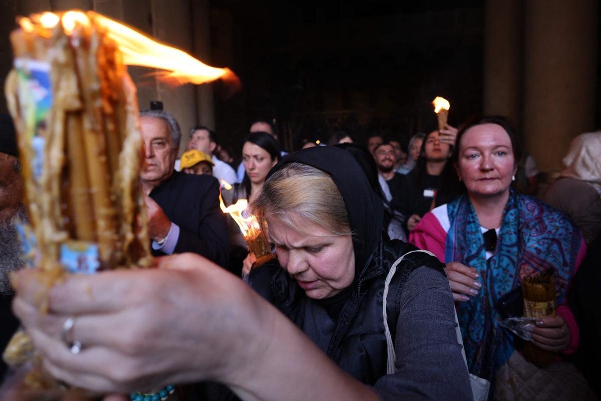 Cristianos ortodoxos celebran “Fuego Sagrado” en Jerusalén. eregrinos cristianos ortodoxos sostienen velas durante la ceremonia del Fuego Sagrado, un día antes de la Pascua ortodoxa, el sábado 15 de abril de 2023 en la Iglesia del Santo Sepulcro en la Ciudad Vieja de Jerusalén, donde muchos cristianos creen que Jesús fue crucificado y enterrado antes de resucitar.