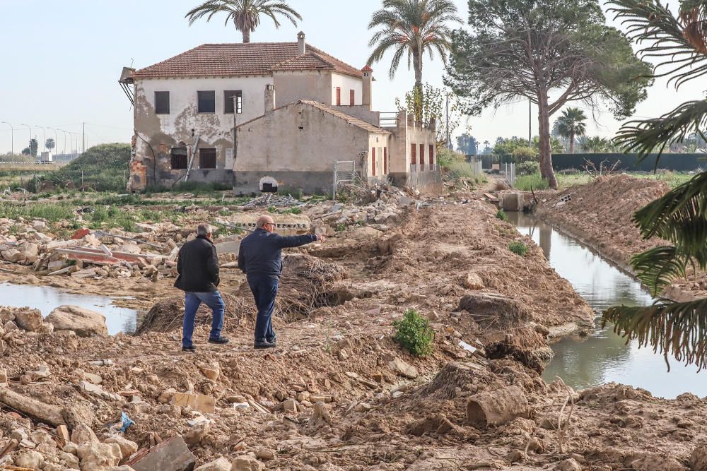 Pablo Casado, Isabel Bonig y Carlos Mazón visitan la zona en la que se rompió la mota del río en Almoradí