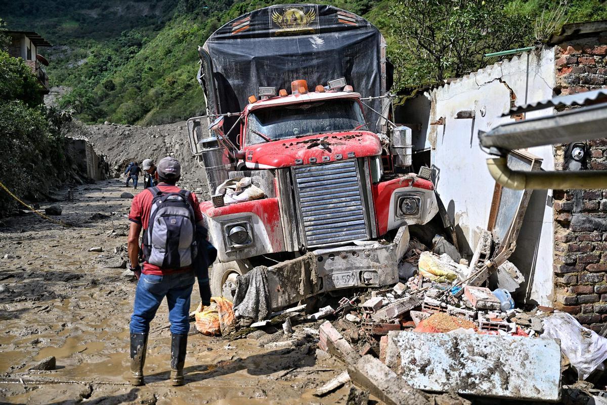 Equipos de rescate trabajan buscan desaparecidos tras una avalancha en Quetame, Colombia