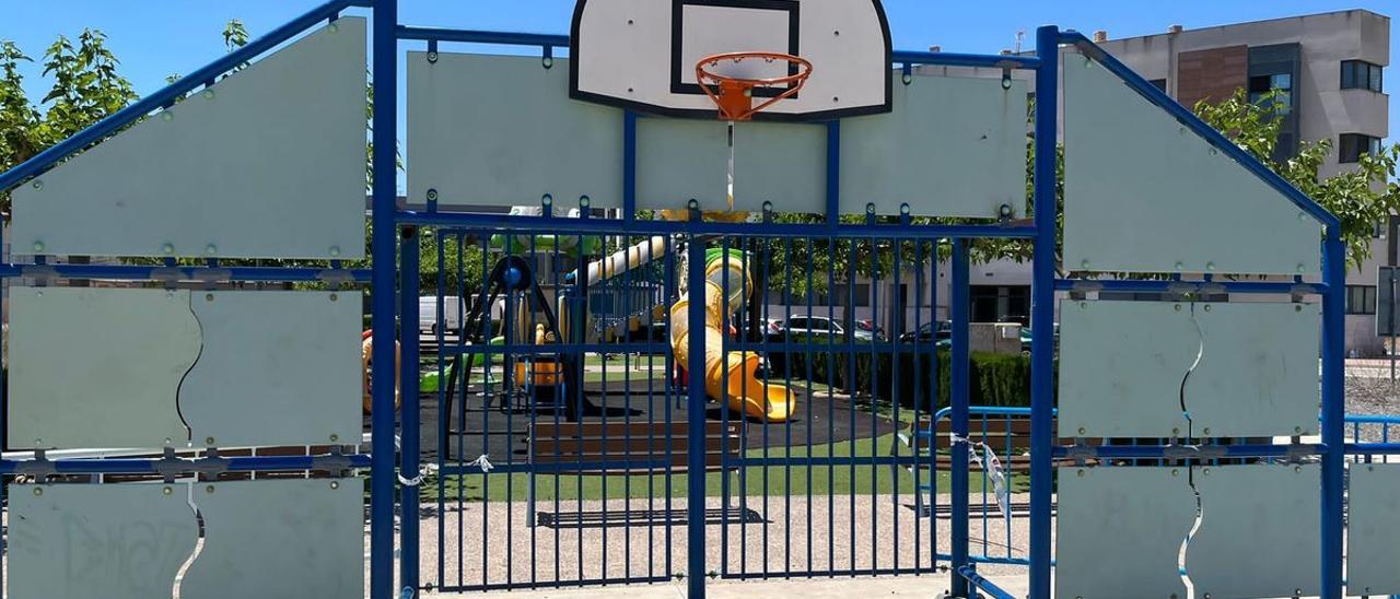 En el parque infantil de la Masà de Nules han tenido que cambiar todos los anclajes y algunas placas de esta estructura.