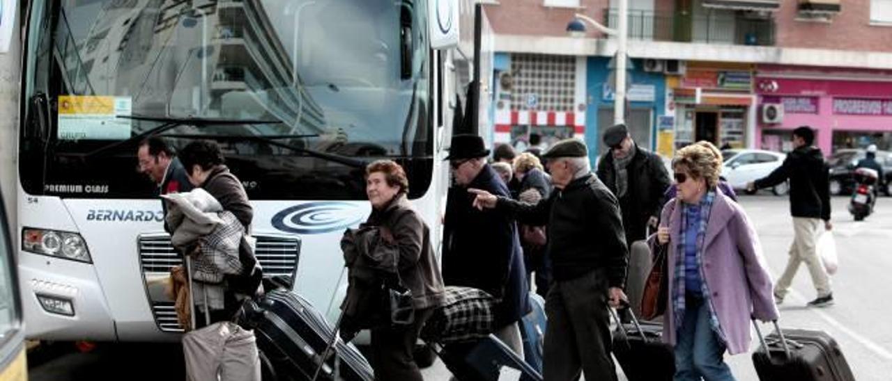 Un grupo de jubilados del Imserso se dirigen al hotel tras llegar a Benidorm en un autobús, en una imagen del invierno pasado.