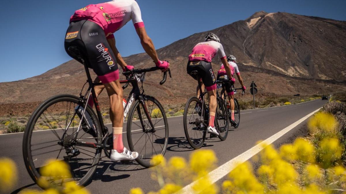 Ciclistas profesionales se entrenan en el Parque Nacional del Teide.