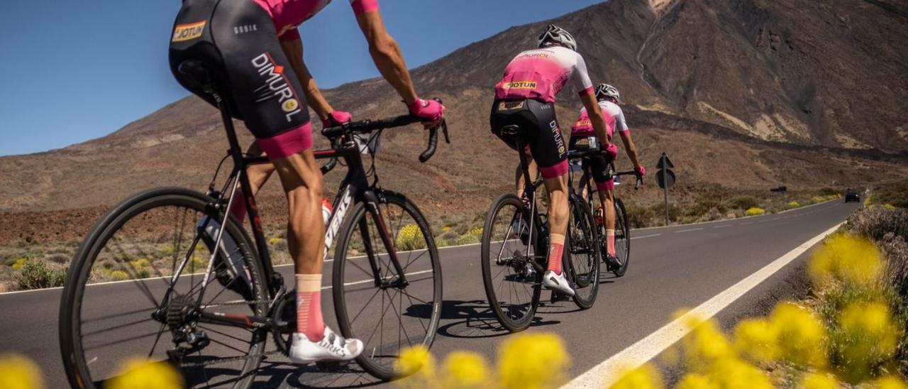 Ciclistas profesionales se entrenan en el Parque Nacional del Teide.