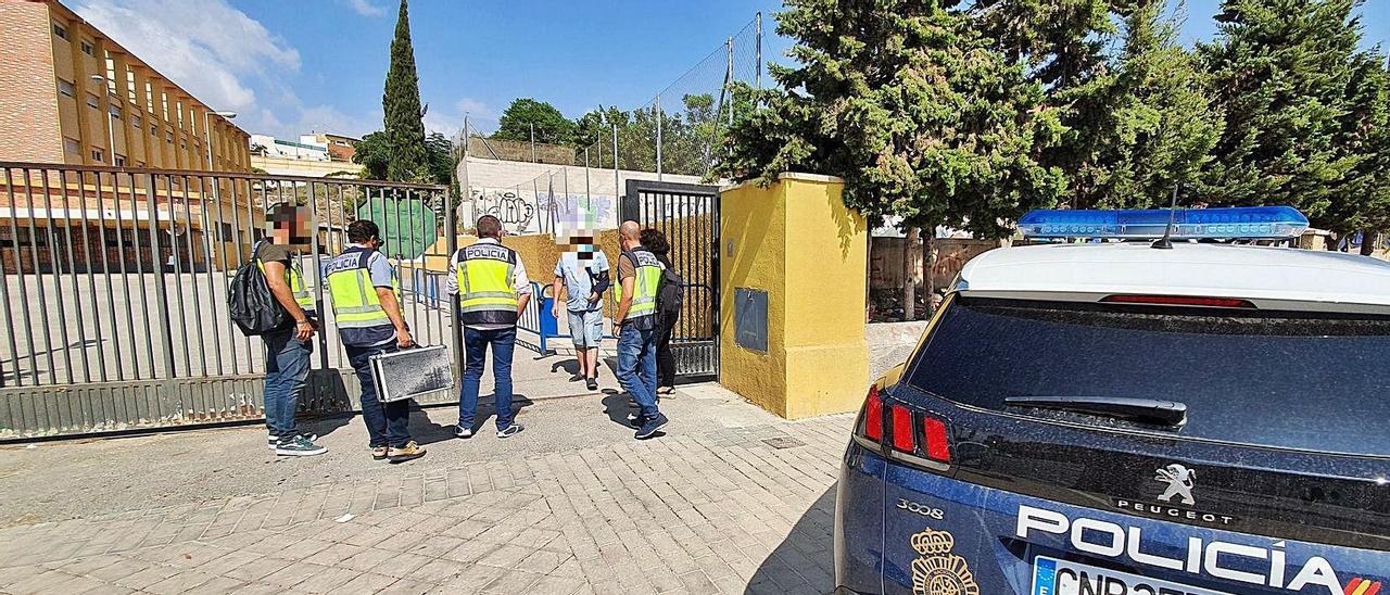 Agentes del Grupo de Delincuencia Violenta de la Policía Judicial y de la Policía Científica entrando ayer en el albergue de Alicante. |