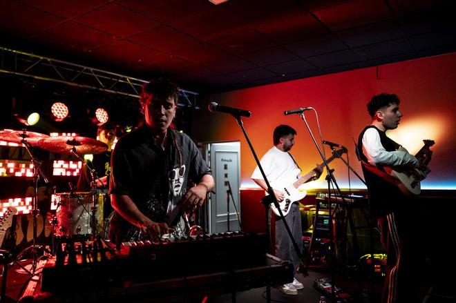 El público cacereño se entrega a Sanguijuelas del Guadiana en la Sala Matilda