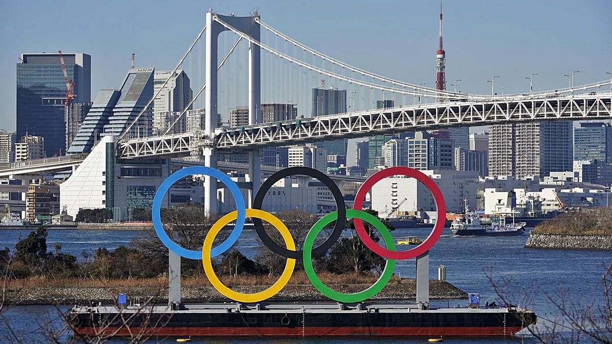 Los aros olímpicos, en Tokio. |  // EFE