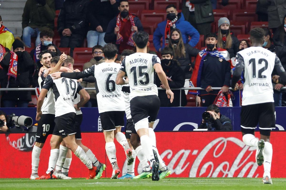 Los jugadores del valencia celebran el gol de Hugo Duro.