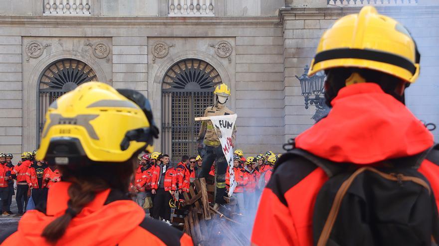 Los bomberos protestan ante la Generalitat para pedir mejoras laborales ...