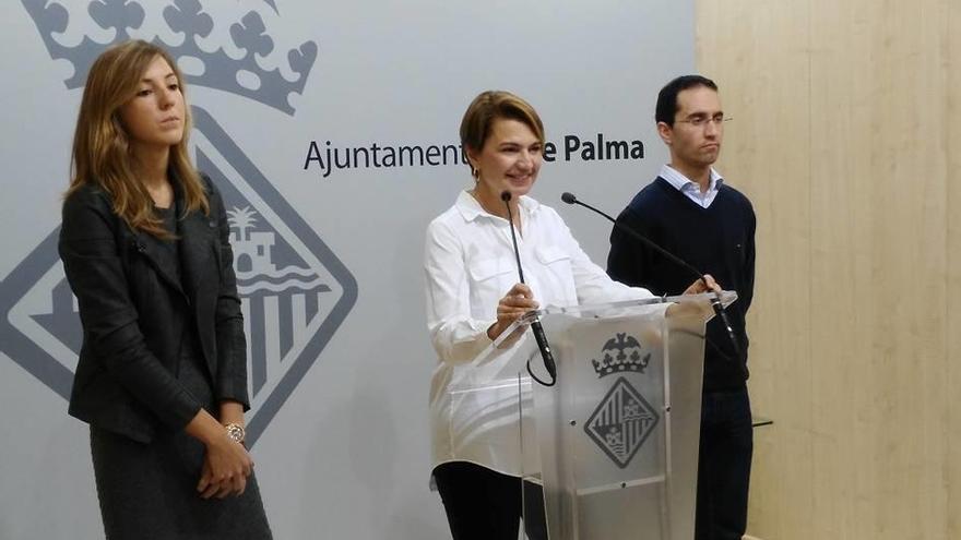 La portavoz del PP, Marga Durán, con los concejales Antònia Roca y Guillermo Sánchez.