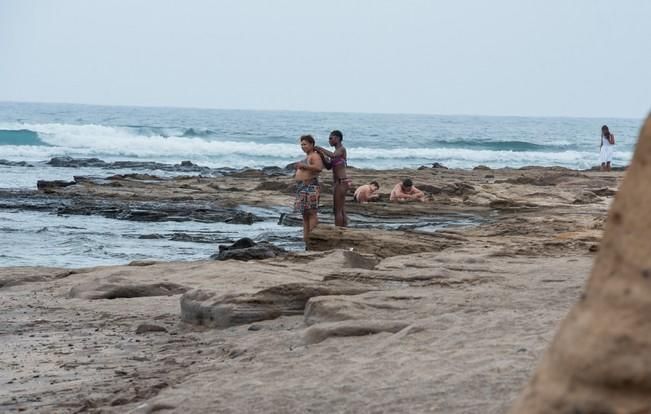 Dia de lunes festivo en la Playa del Confital