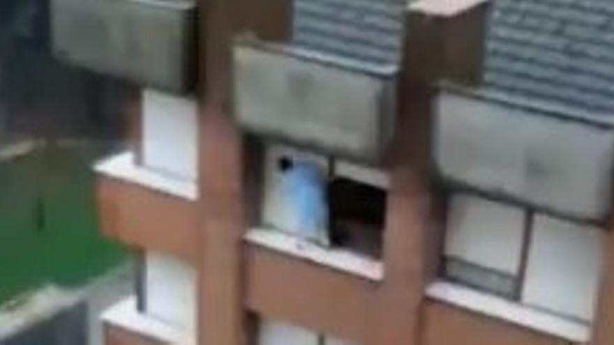 La mujer, en el séptimo piso de un edificio en la calle Manso.