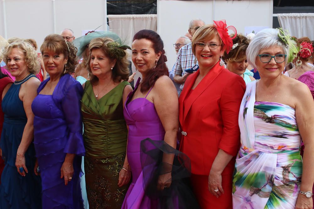 La Pasarela de Moda de la Semana del Mayor ha tenido como protagonistas a 132 modelos de entre 55 y 80 años, que han desfilado en la plaza de La Constitución.