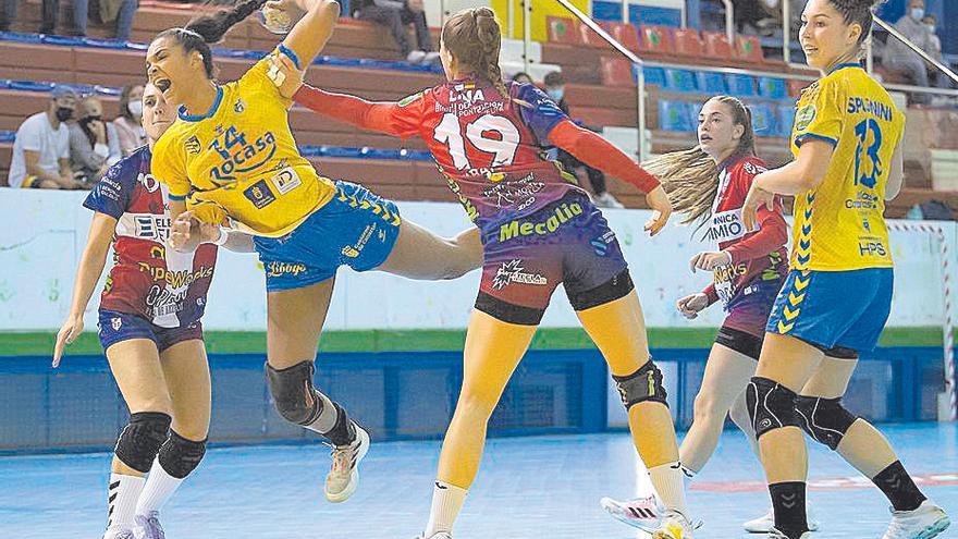 Sayna Mbengue, en acción, ayer frente al Atlético Guardés.