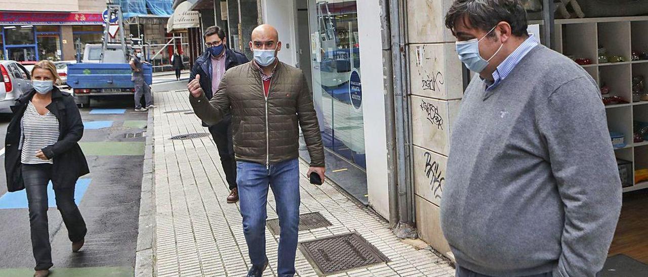 Pelayo Barcia -a la derecha- y Jesús Martínez Salvador, ayer, en la calle Ruiz Gómez.