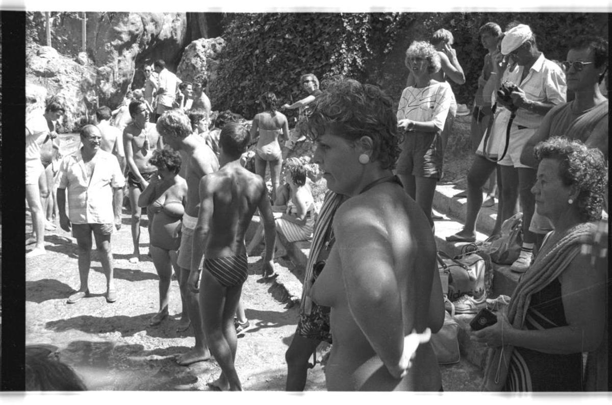 Las cascadas siempre han resultado atractivas para los alicantinos y los turistas, sobre todo en verano, como se aprecia en esta fotografía de 1982.