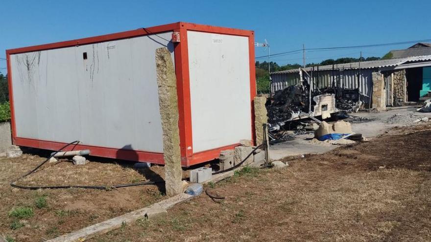 Caseta provisional cedida al damnificado por el incendio. | // T.H.