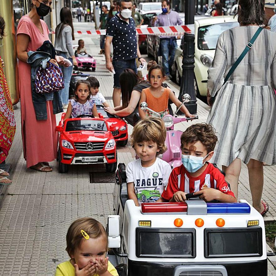 El grupo de pequeños, en la calle Manso, camino del paseo del Muro. |