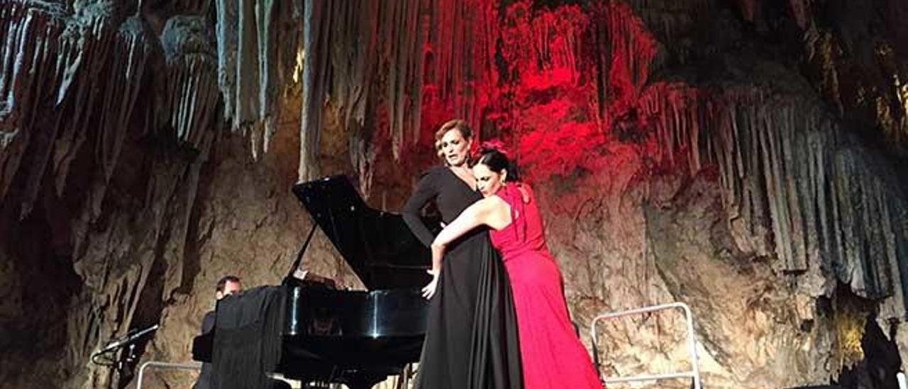 Ainhoa Arteta comparte escenario con la bailaora Pilar Astola en ´La voz y el poeta´.