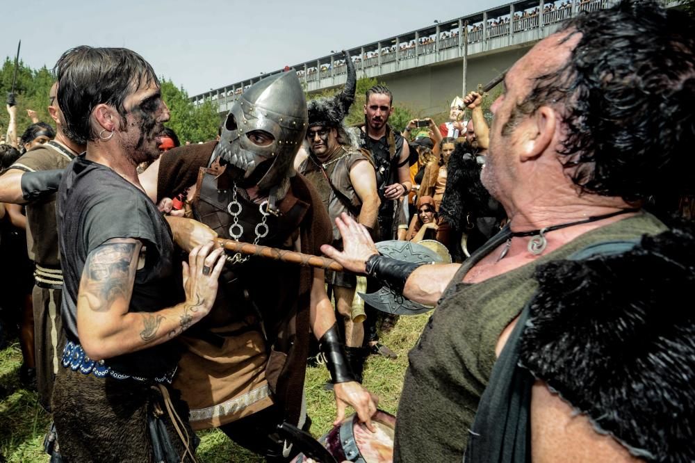 Las hordas vikingas desembarcan con sus armas y sus gritos de guerra en Catoira ante 30.000 personas.